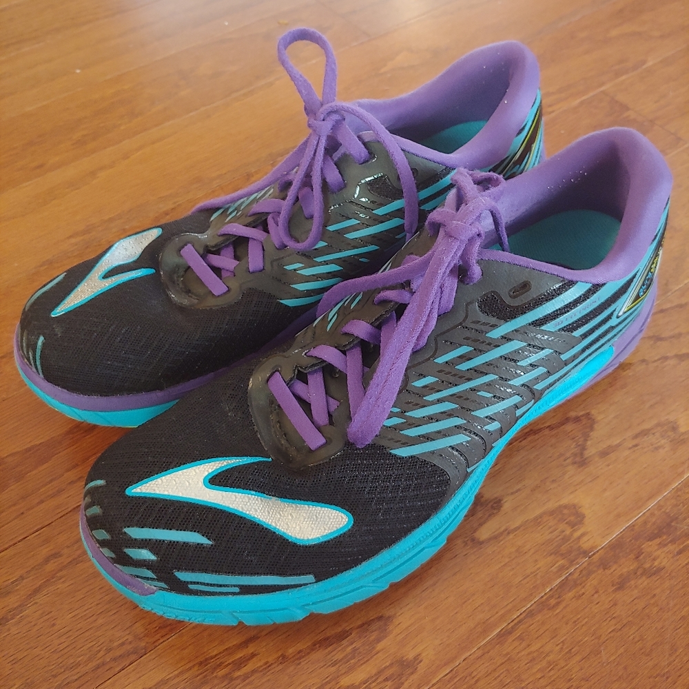 Brooks tennis shoes size 11.5